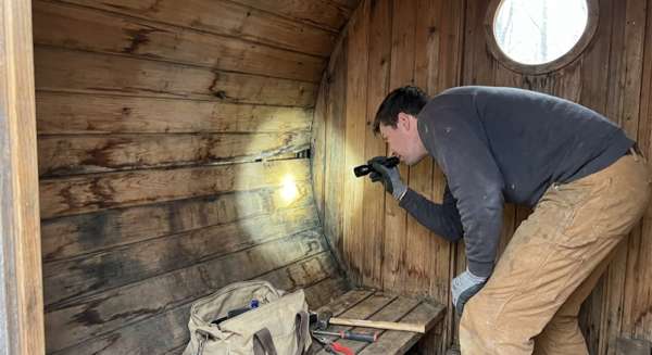Besichtigung einer gebrauchten Fasssauna – Holzwände innen auf Schimmel prüfen