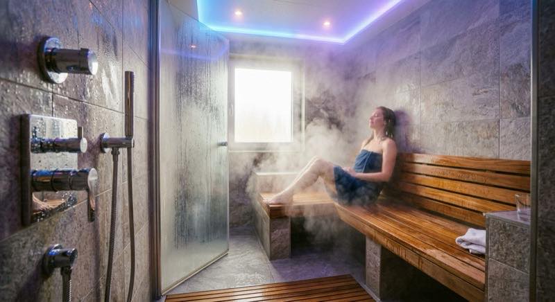 Dampfdusche Innenraum mit Dampf, Sitzbank und Chromotherapie-Beleuchtung