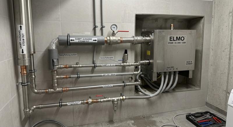 Dampfgenerator eingebaut — Edelstahl-Dampferzeuger mit Steuereinheit und Rohranschlüssen