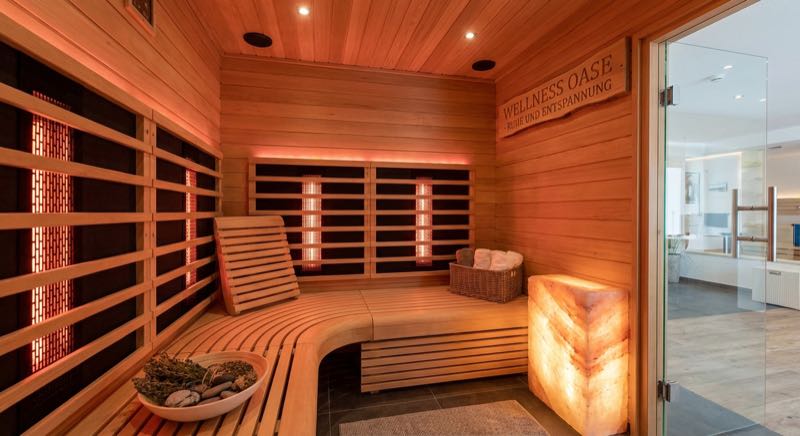 Infrarotsauna Innenraum mit Carbon-Strahlern und Holzbank