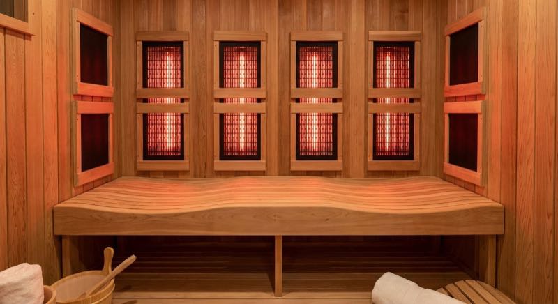 Infrarotsauna Aufbau mit Carbon-Strahlern seitlich und Rückenlehne