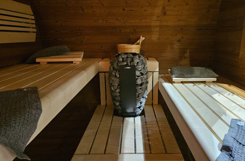 Palkkio Fasssauna Innenraum — helle Espe/Abachi Bänke, Harvia Saunaofen