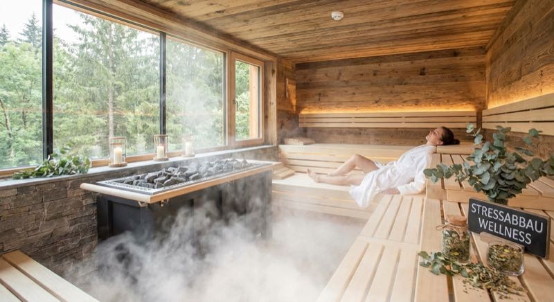 Person entspannt in Sauna — Schlaf und Stressabbau