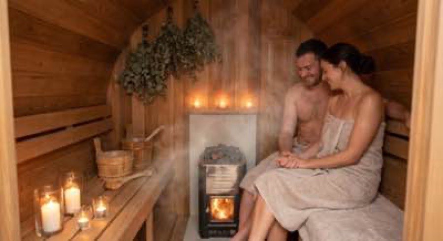 Romantische Sauna für Zwei — gemütliche Holzsauna mit warmem Licht für Paare